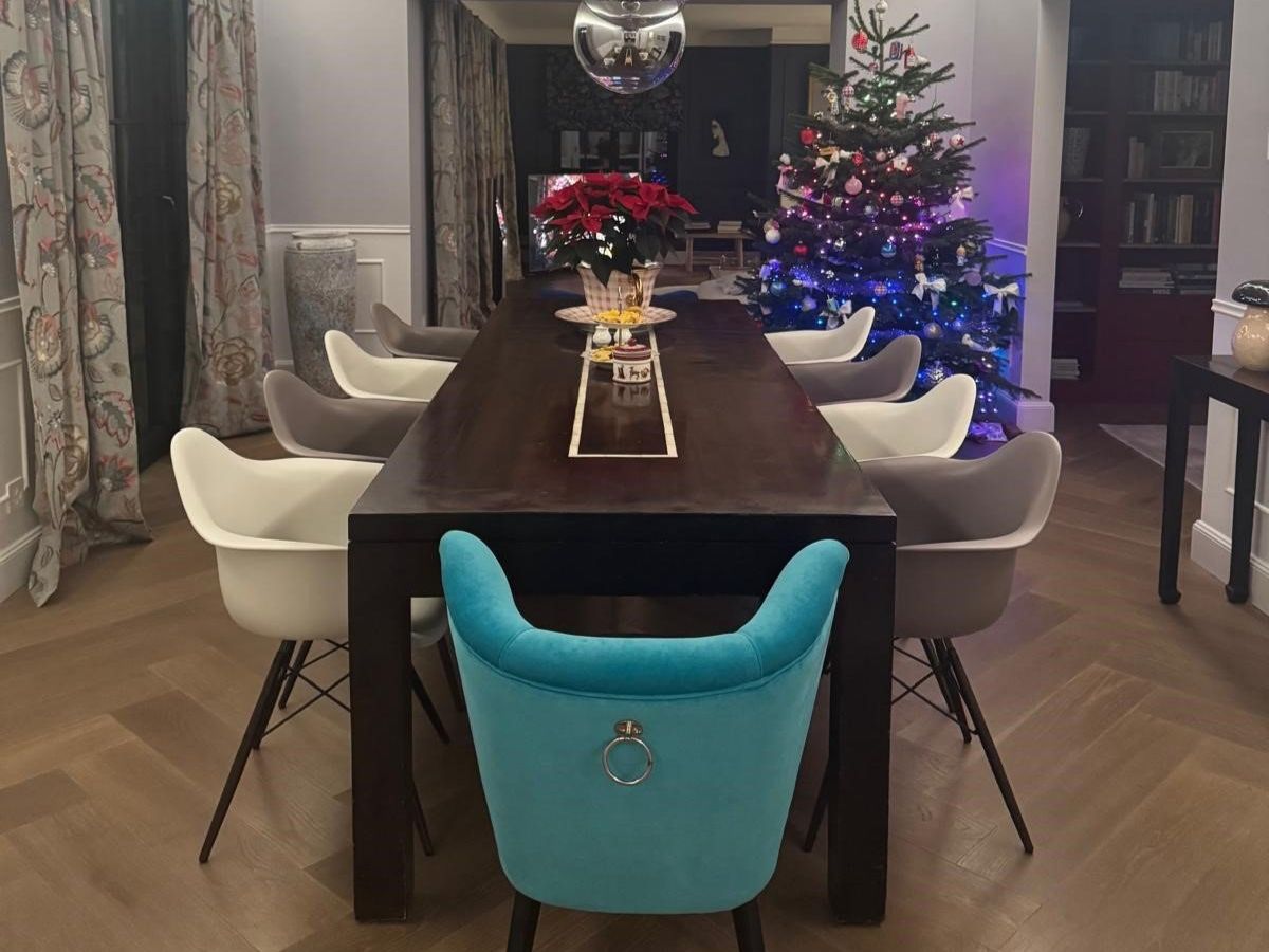 Set di tavolo e panche: Marokkanischer Nussbaum-Esstisch mit 8 Eames Vitra Stühlen – Usato da Erlenbach ZH venduto da sim_llj5