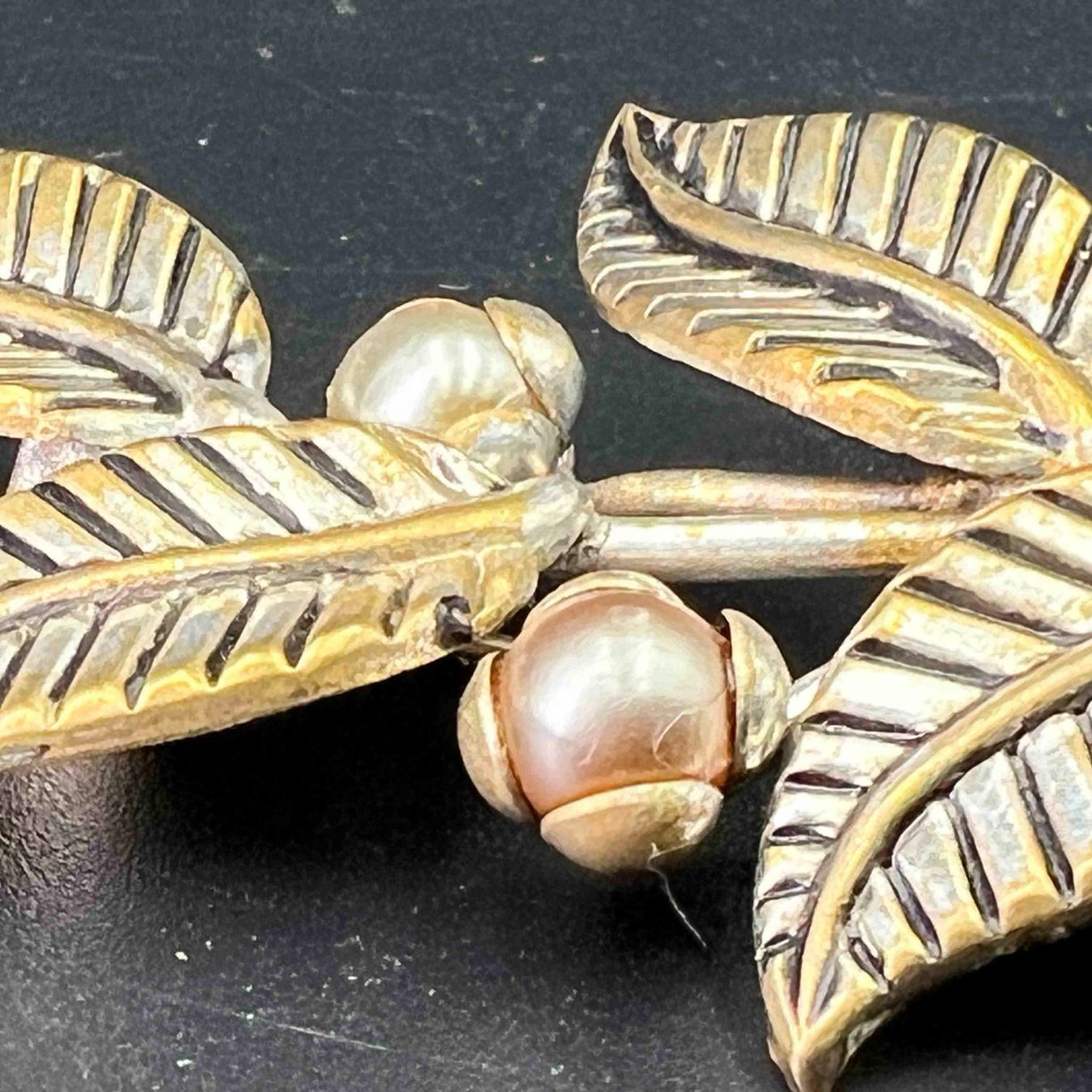 Spille & Fermagli: Brosche goldfarben mit Perlen, Material unbekannt – Usato da Häusernmoos venduto da Schmuckchratli 3