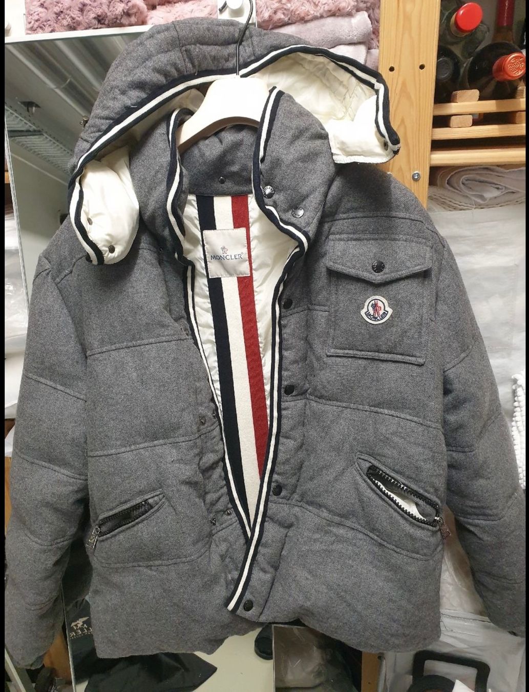 Giacche: Moncler Winterjacke, Grau - Top Zustand! – Usato da Zürich venduto da age5.