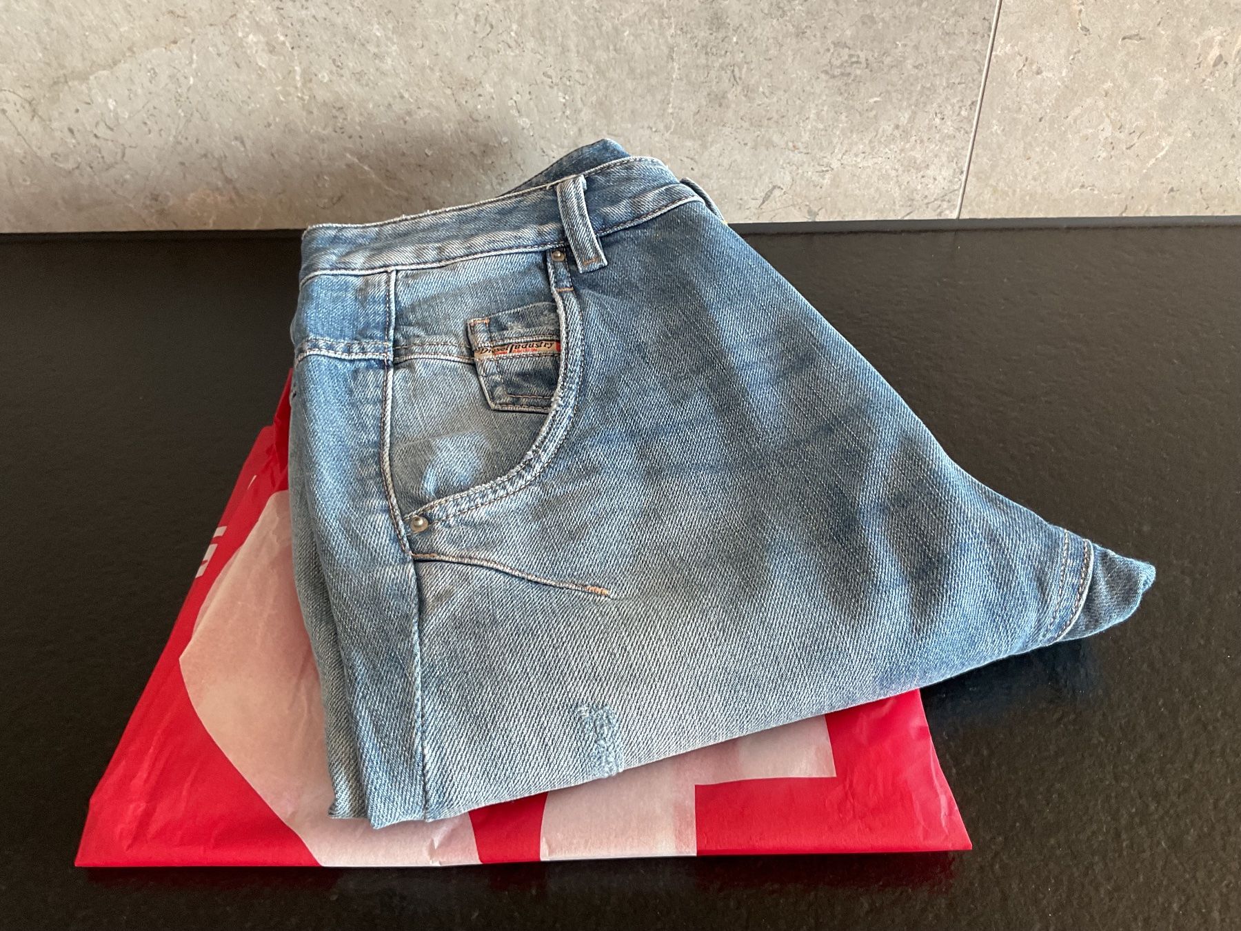 Diesel Jeans: Jeans DIESEL – Nuovo (secondo la descrizione) da Neuchâtel venduto da sta_7qfy 1