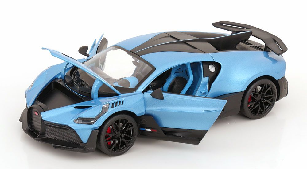 Bugatti Modellini d'auto: BUGATTI DIVO 2018-21 HELLBLAU/SILBER 1:18 CMJ – Nuovo e nell'imballaggio originale da Suhr venduto da Moebelsiralfred 2