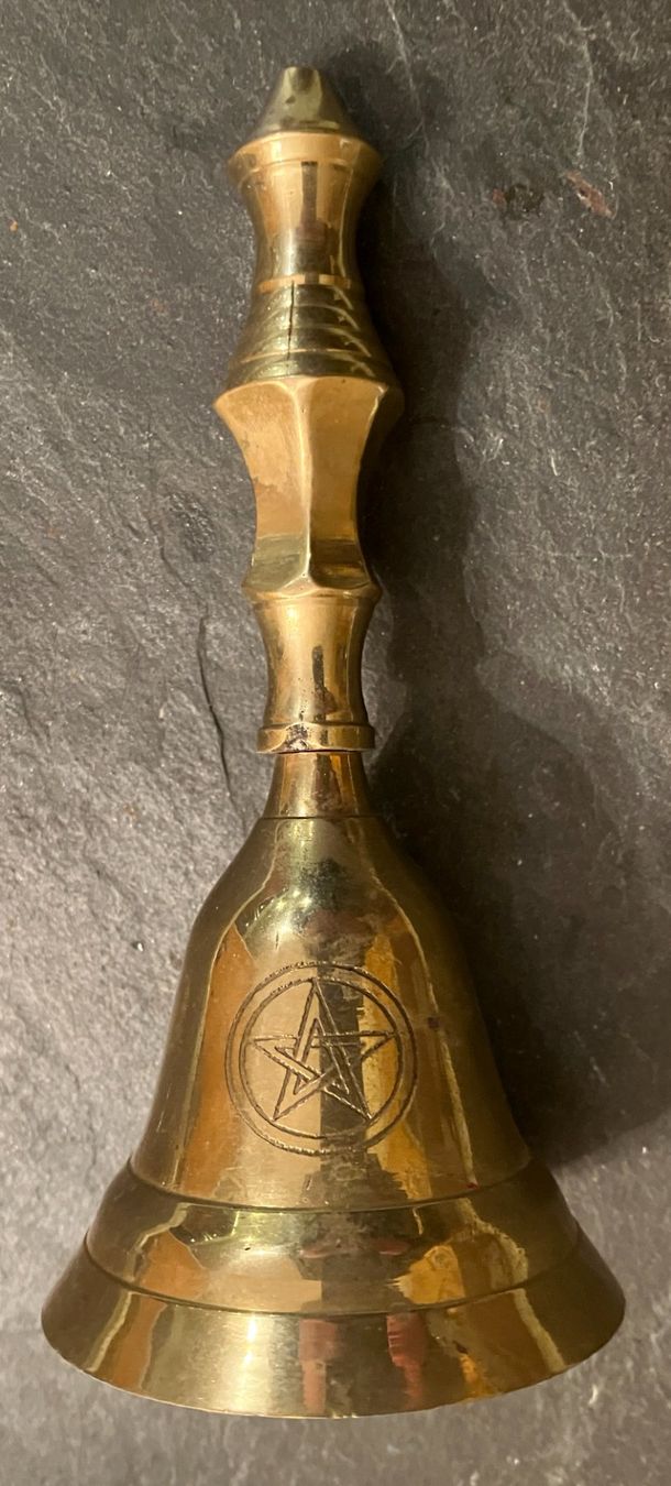 Campanacci mucche: Ancienne clochette de table en laiton avec pentagramme – Usato da Chêne-Bougeries venduto da Vintage-Era