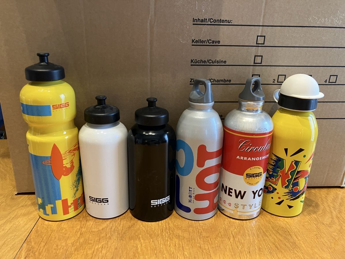 Sigg Borracce & Thermos: Konvolut 45 Sigg Trinkflaschen aus Sammlung – Nuovo (secondo la descrizione) da Balterswil venduto da Swiss611 1