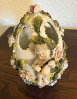 Alte Porzellanvase Ei mit Engelsknabe Madoline Rosenmotiv