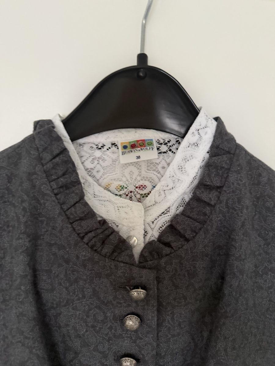 Vestiti: Dirndl Berwin & Wolff, Grösse 38/40, Grau mit Spitze – Nuovo e nell'imballaggio originale da Ernetschwil venduto da V8. 2