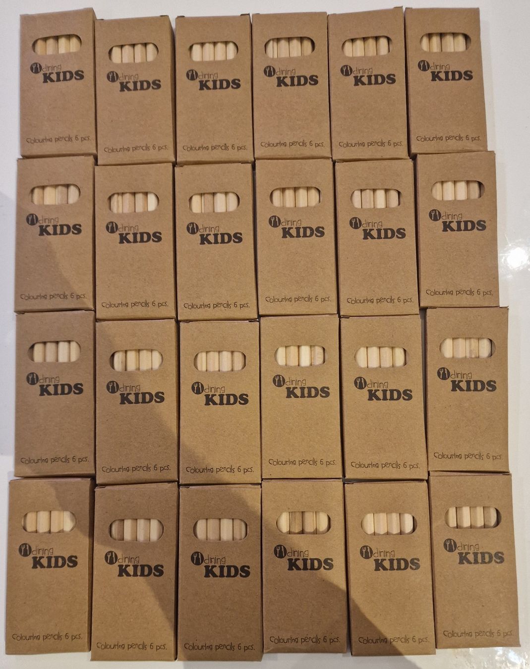 Matite, matite colorate & gessi: 24 Packungen Farbstift-Set à 6 Farben 9cm – Nuovo e nell'imballaggio originale da Uerkheim venduto da Kaufoption