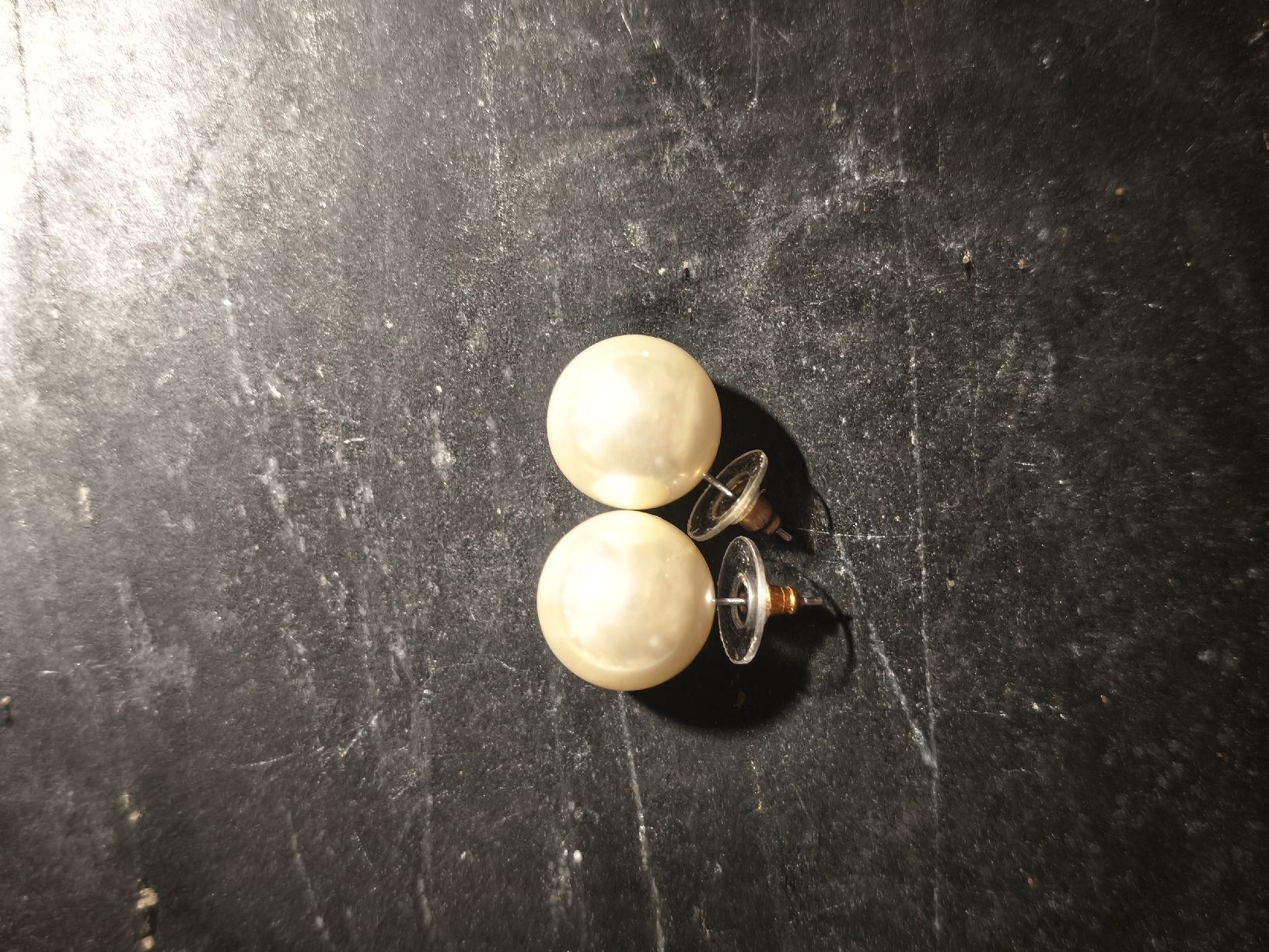 Ohrringe & -stecker: Ohrstecker Perlenimitat rund cremefarben – Gebraucht aus Bern von sam_draga99