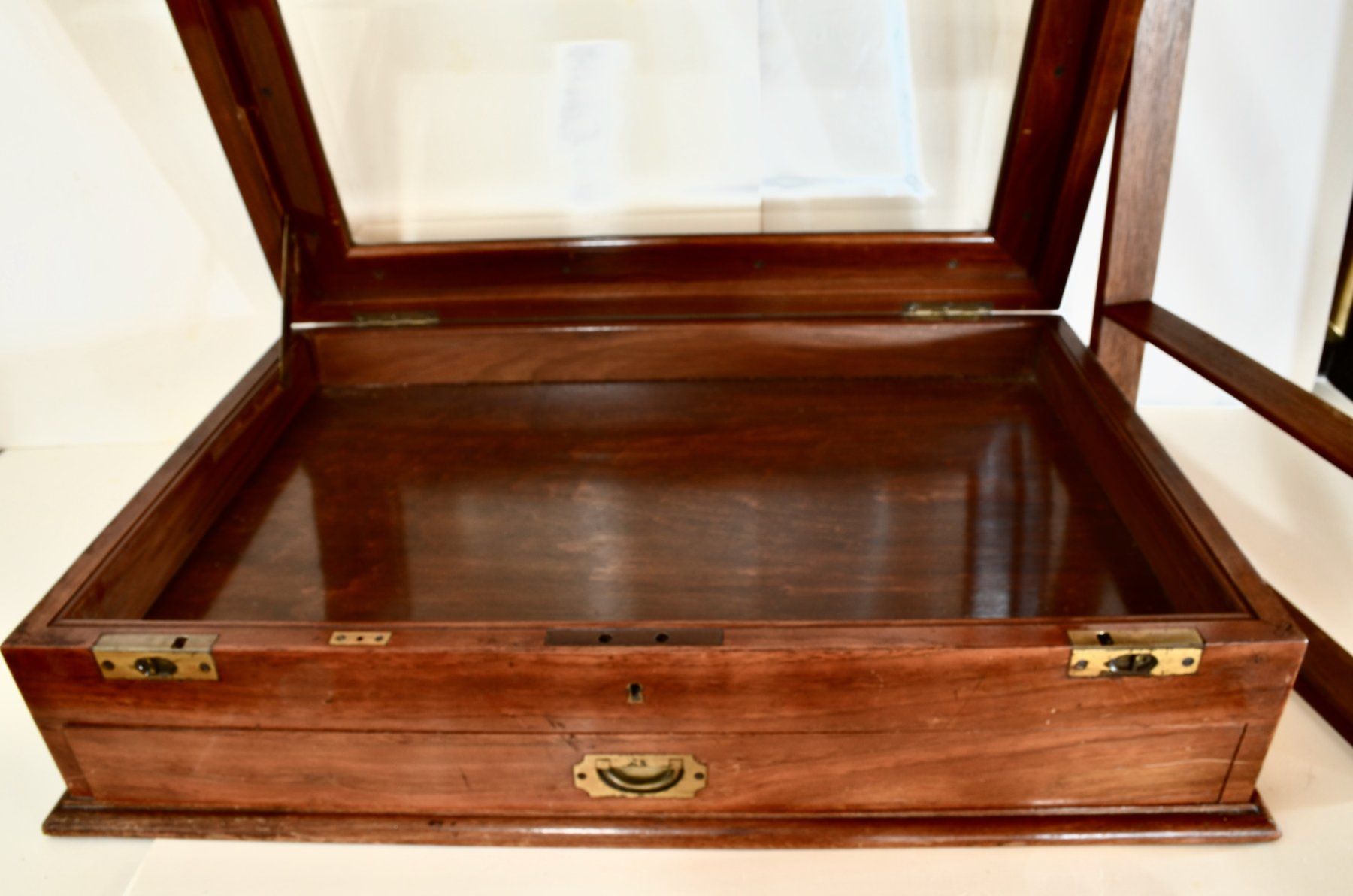 Vetrine: Eine Vitrine aus Mahagoni, um 1875. – Usato da Meilen venduto da glenbeigh 4