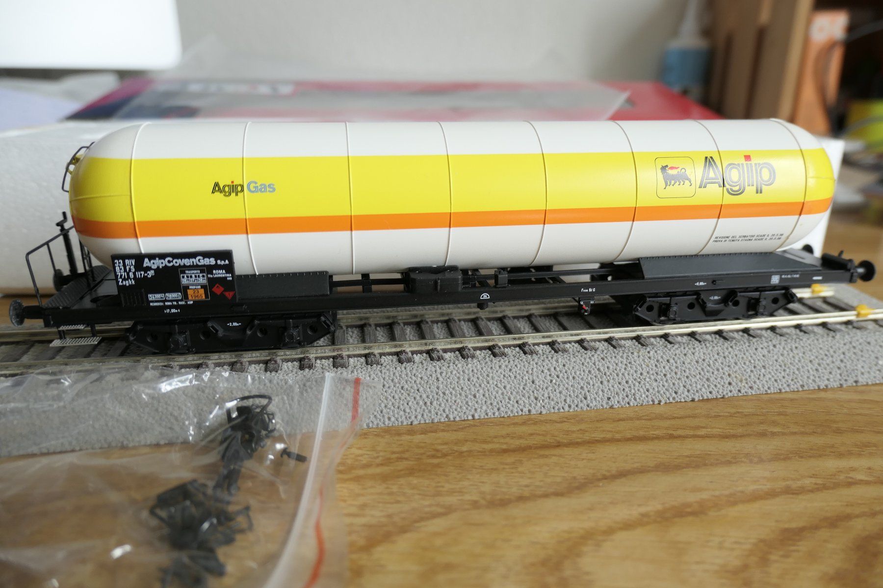 ACME Modellini di ferrovie: ACME 40192: Kesselwagen Agip – Nuovo e nell'imballaggio originale da Zug venduto da 9046heinz