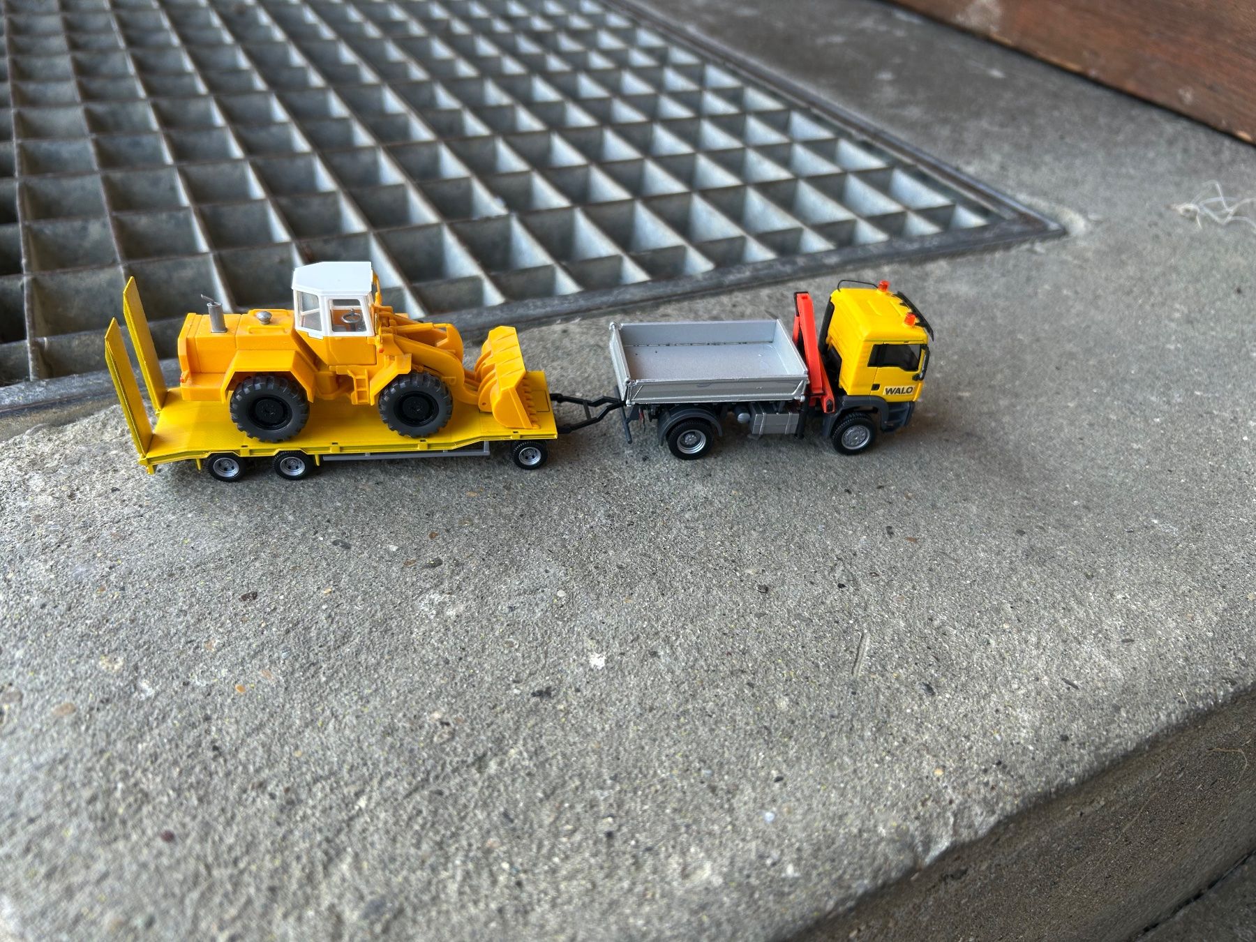 Herpa Modellini d'auto: MAN Kranwagen mit Anhänger – Nuovo (secondo la descrizione) da Meienried venduto da janosch7 4