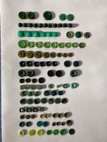 Viele grüne Knöpfe in diversen Farbnuancen und Materialien