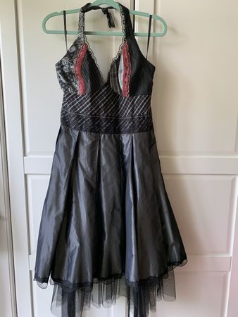 Raffiniertes Parfums et Couture Kleid, Grösse M, Schwarz
