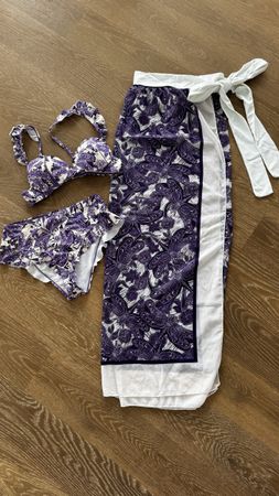 Costume da bagno viola con pareo, taglia S/M