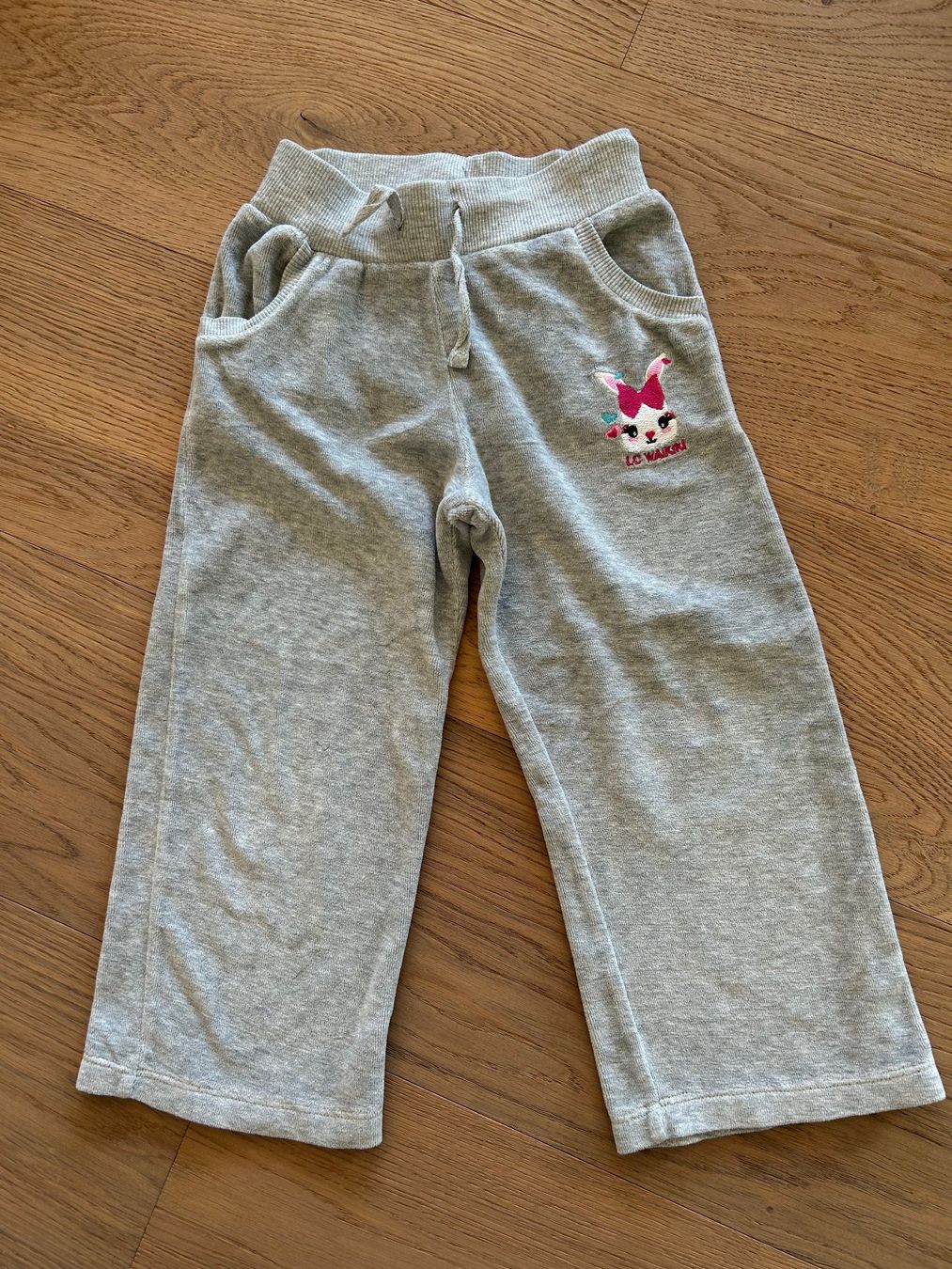 Pantaloni: Flauschige Trainer-Hose in Grösse 92/98 – Usato da Zürich venduto da Aez.01