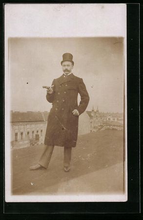 Foto-AK Herr in Mantel und Zylinder auf 