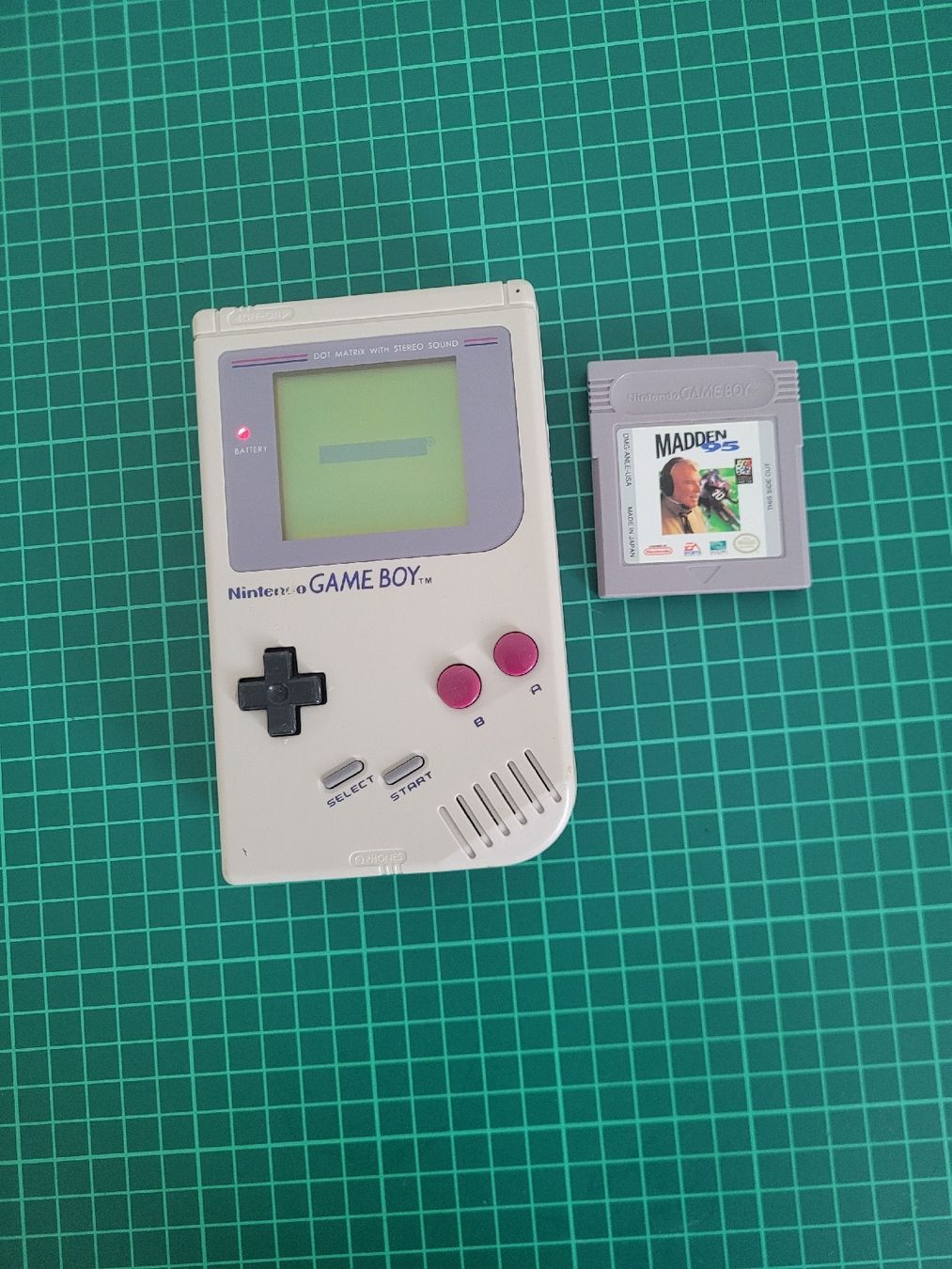Nintendo Konsolen: Nintendo Game Boy DMG-01 Handheld Console + Madden 95 – Gebraucht aus Meyrin von Retro-GZ