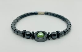 Süsses Armband aus anthrazit-farbigen Perlen + grüner Perle