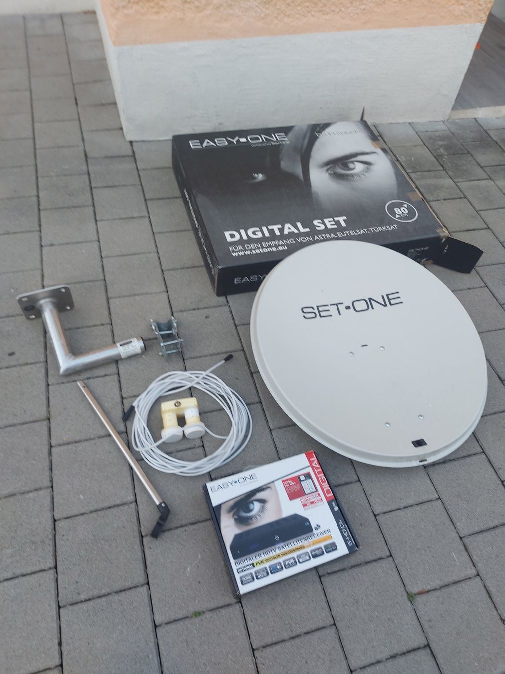 Parabola satellitare: Easy-One Digital Set 80cm - Komplette SAT Anlage – Usato da Rheinau venduto da profitronic.shop