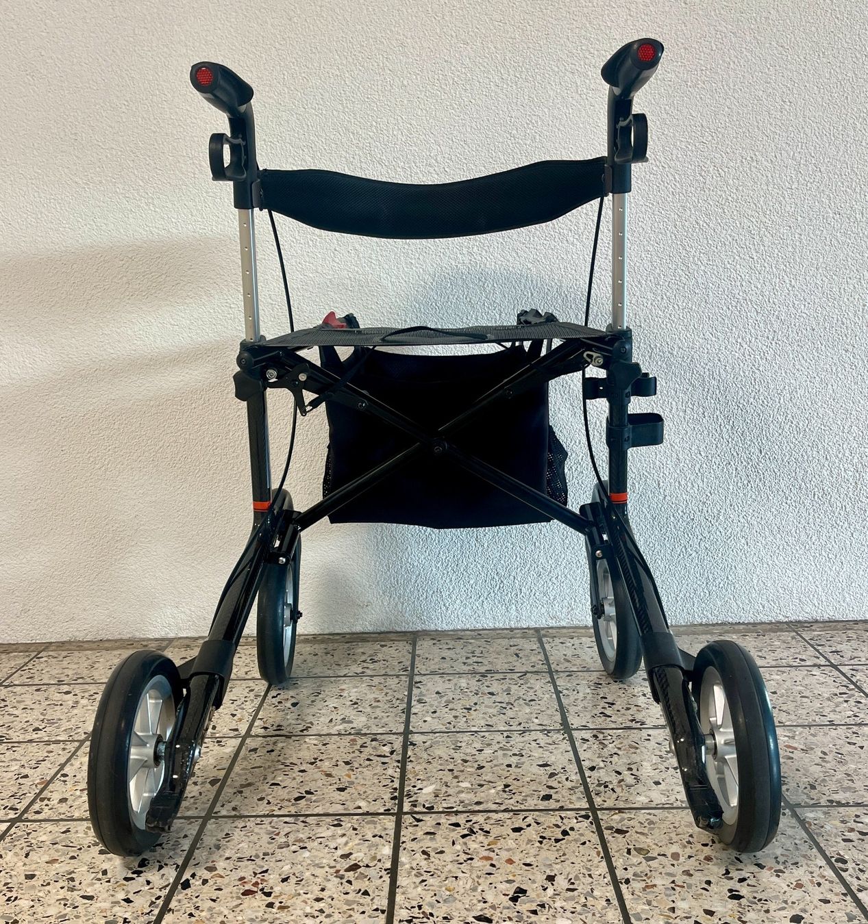 Ausili per la deambulazione: Leichter Carbon Rollator Athlon SL XtraMobil. – Usato da Zürich venduto da Dmbz 4