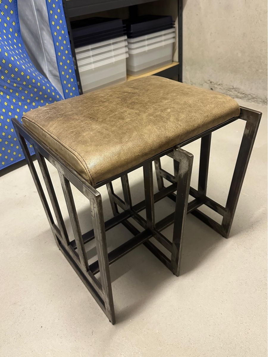 Sgabelli: Hocker Metallrahmen mit braunem Bezug – Usato da Erlenbach ZH venduto da Twiddl