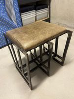 Hocker Metallrahmen mit braunem Bezug