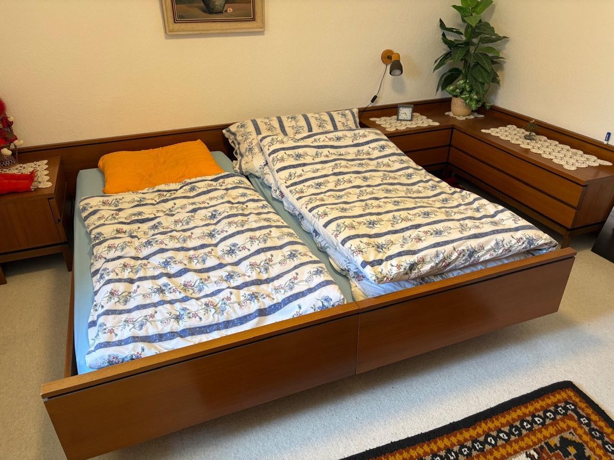Articoli in legno: Schlafzimmereinrichtung, Nussbaum  – Usato da Zürich venduto da Xanthos555 3