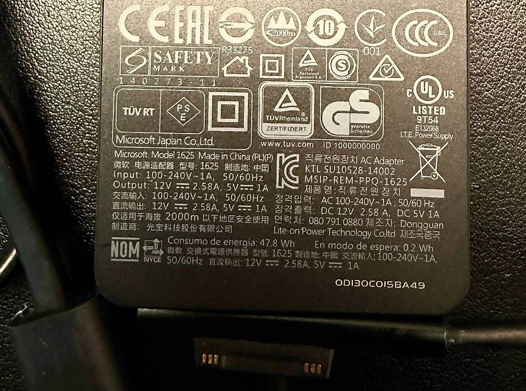 Microsoft Caricabatterie: Chargeur Microsoft Surface Original avec câble secteur – Usato da Bulle venduto da SpeedprintArt 1