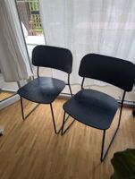 Zwei dunkelblaue Stühle im Doppelpack