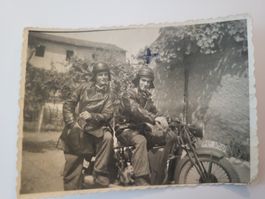 Alte Fotografie Zwei Manner auf Motorrad R17