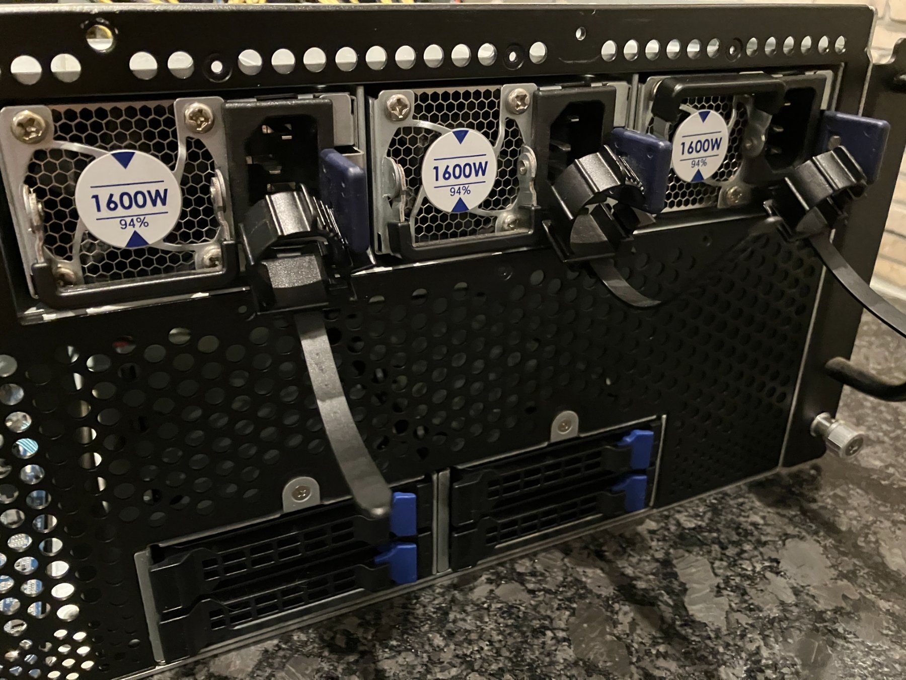 Gigabyte Serveurs: GPU Server / AI Server – D'occasion à Kleinwangen par Suelei83 2