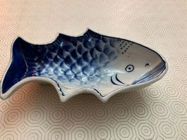 Contenitore in porcellana biancoblu a forma di pesce