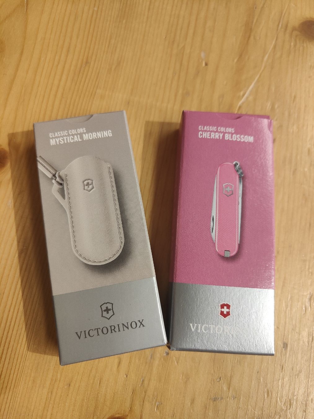 Victorinox Coltelli tascabile: Victorinox Classic mit Futteral – Nuovo e nell'imballaggio originale da Davos-Platz venduto da musikhauskollegger 1