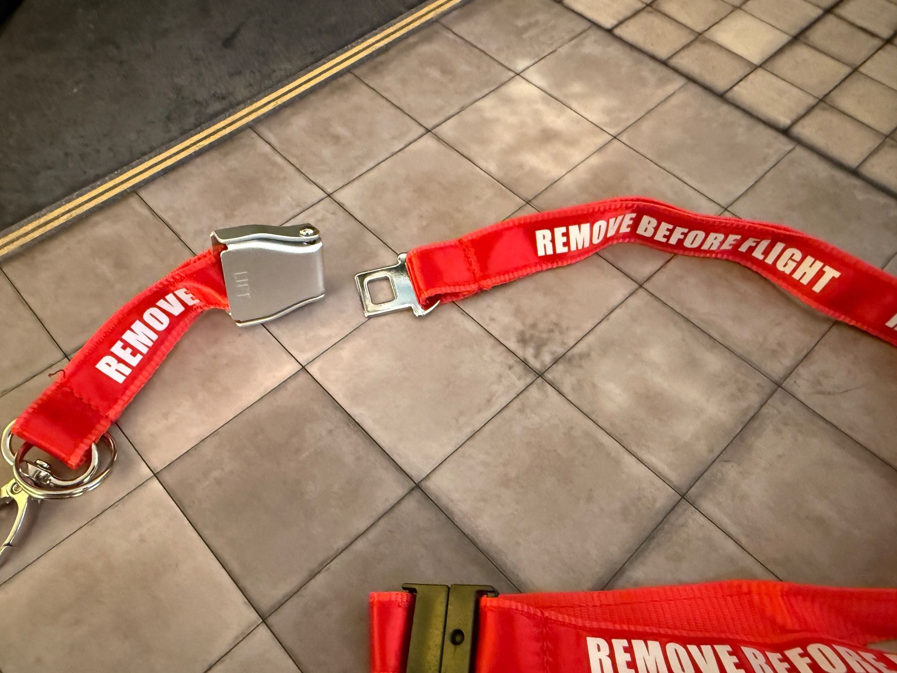 Portachiavi: Schlüsselband REMOVE BEFORE FLIGHT mit SEATBELT Verschluss – Nuovo e nell'imballaggio originale da Zürich venduto da PLANEMODEL-HEAVEN 1