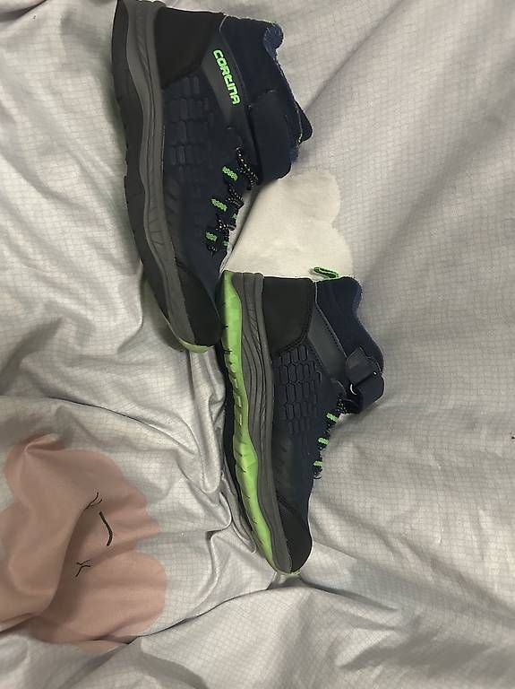 Scarpe per ragazzi: Scarponcini da trekking nr 32 – Usato da Balerna venduto da Mara.B. 1