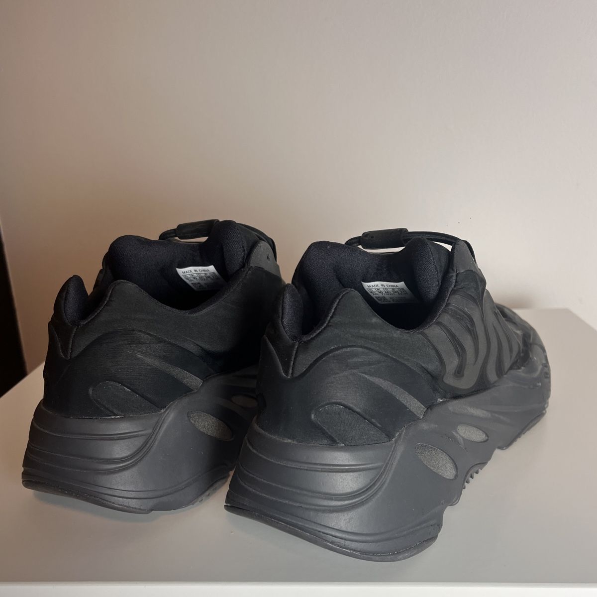 Adidas Scarpe da uomo: Adidas Yeezy Boost 700 MNVN Black – Usato da Luzern venduto da LuzernerShop 2