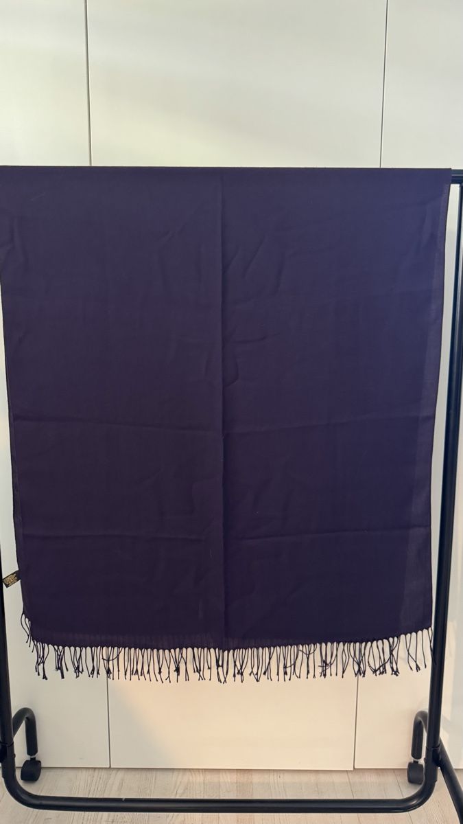 Foulard & Sciarpe: Schal Polyester Viskose Mischung violett mit Fransen – Usato da Neuhausen am Rheinfall venduto da Becky79 1