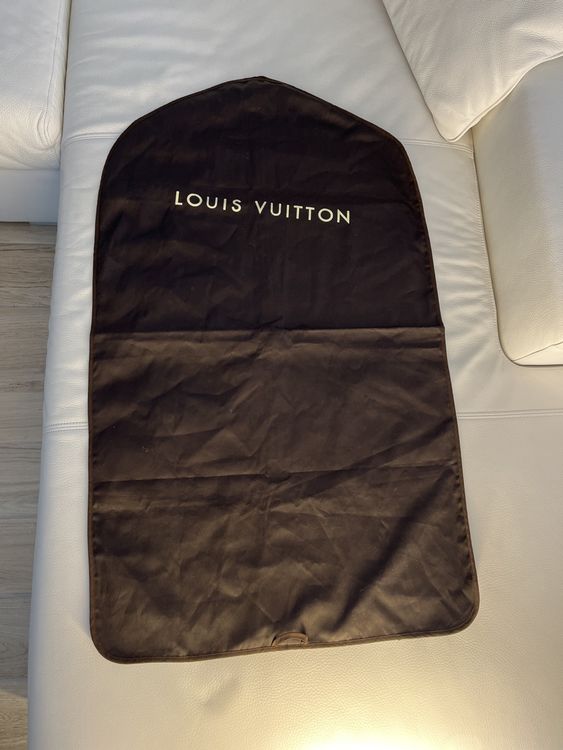 louis-vuitton-housse-pour-habit-id-al-pour-vos-voyages-d-occasion