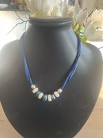 Elegante blaue Halskette mit Schmucksteinen