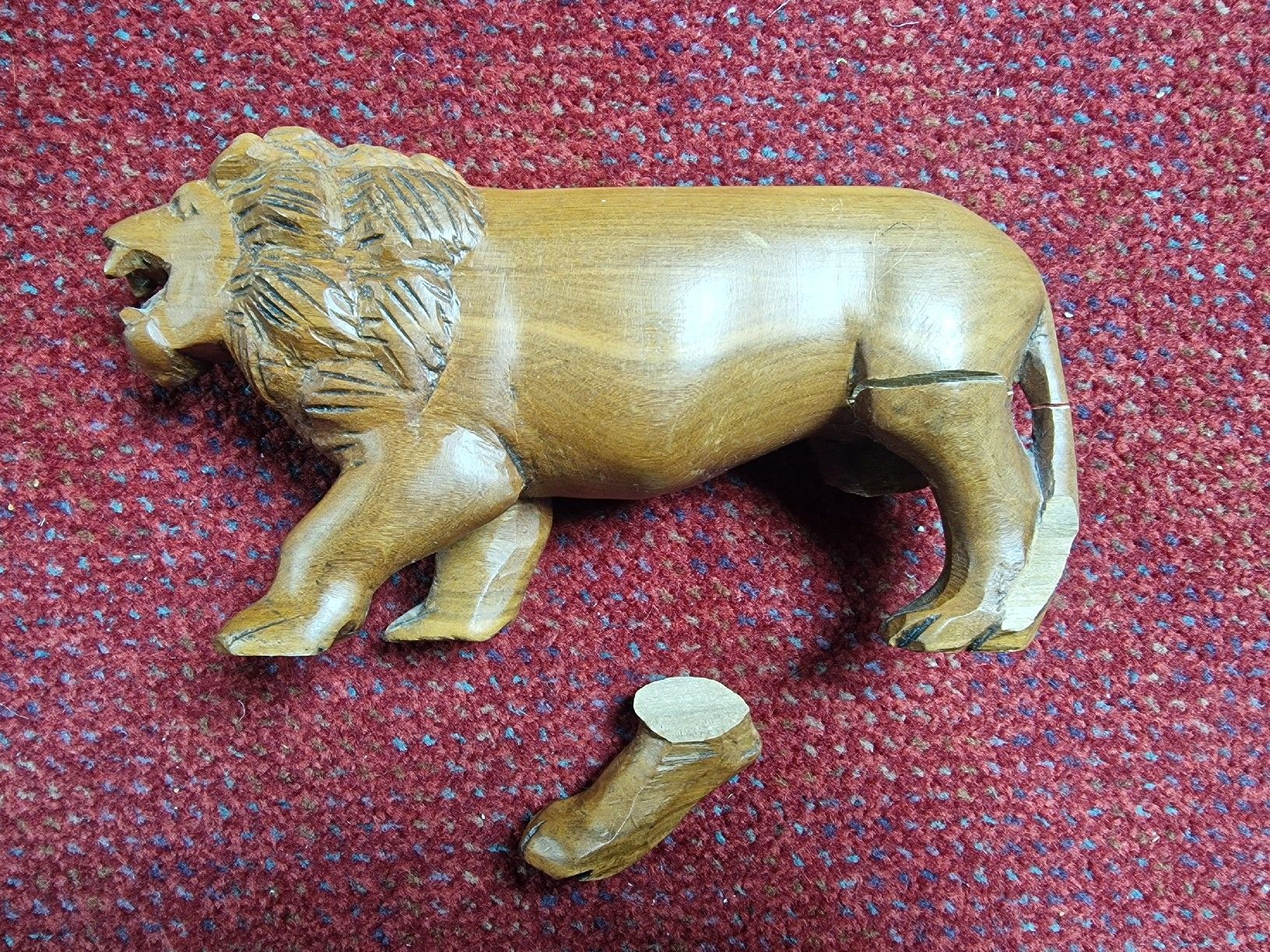 Tutte le decorazioni: Löwenfigur aus Massivholz – Difettoso da Pfaffnau venduto da furush6