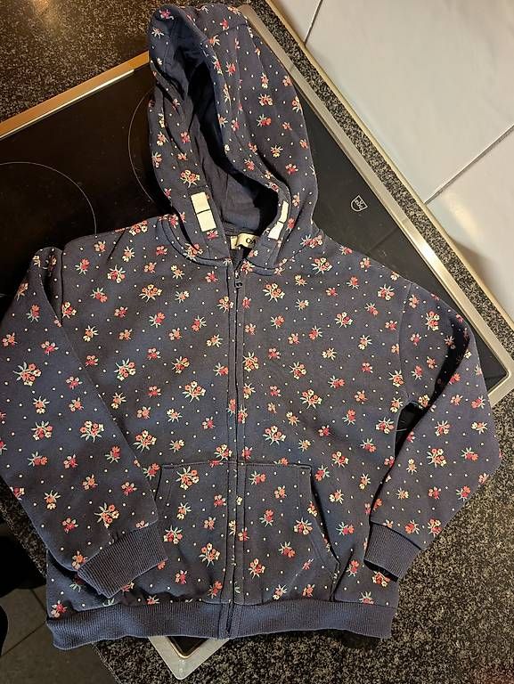 Pulls et sweat-shirts: Mädchen Kapuzenpulli von c&a gr. 128 – D'occasion à Bramboden par zaenni