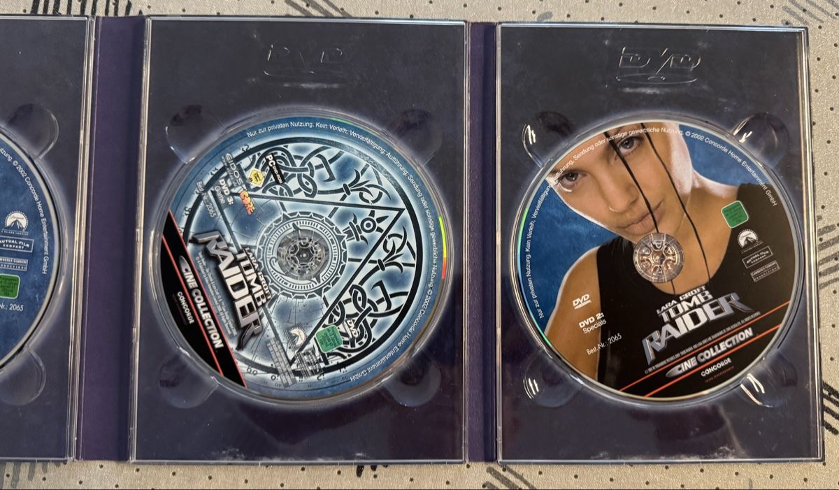 Tutti i DVDs: Lara Croft Tomb Raider: Powerpack mit 3 DVDs + Poster – Usato da Oftringen venduto da Cedartec 2