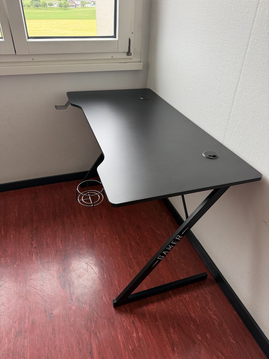 Tische: Gaming Tisch mit Carbon-Look – Neu (gemäss Beschreibung) aus Auw von dhe_7vlm