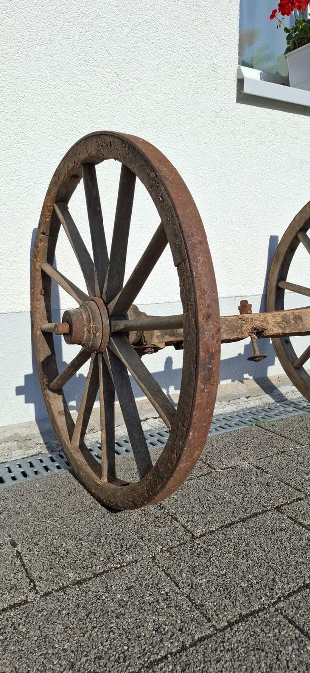 Pneus & Roues: Wagenrad mit Achse Antik / Deko – D'occasion à Uznach par boos8 2