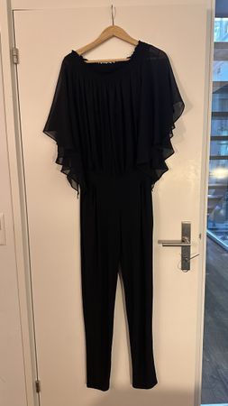 Elegante schwarze Jumpsuit mit Flügelärmeln, Grösse 38