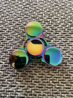 Fidget Spinner Metall Regenbogenfarben neu in Verpackung