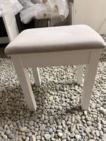 Weisser Hocker zu verkaufen