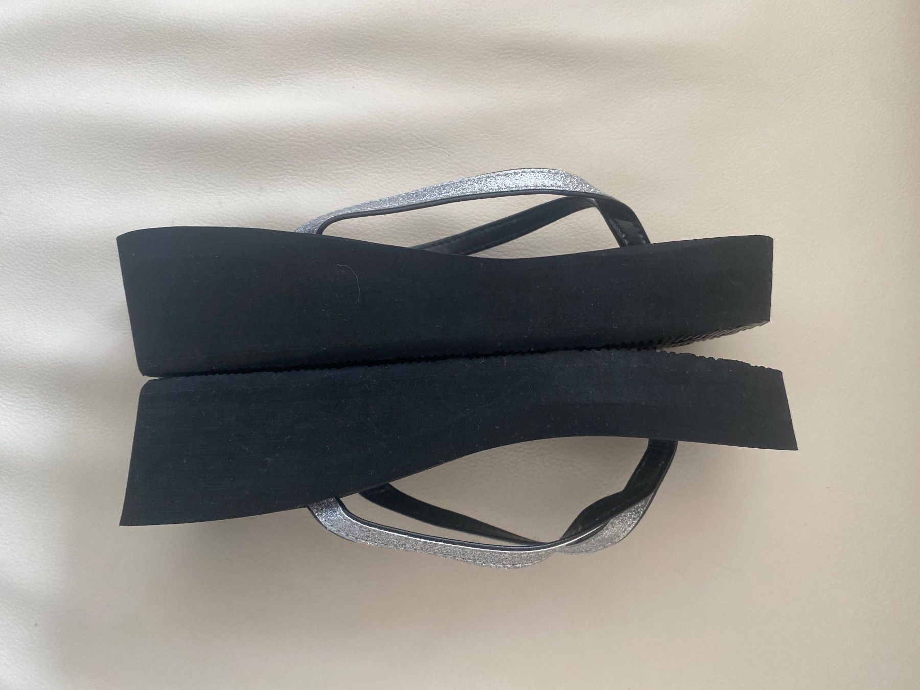 Scarpe da donna: SUMMERTIME - stylische/edle Flip-Flops, schwarz/silber, 38 – Usato da Winkel venduto da ferrari2022 4