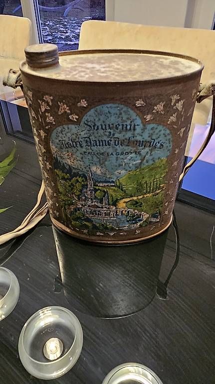 Trinkflaschen & Thermosflaschen: Wasserflasche aus Lourdes – Gebraucht aus Hunzenschwil von Matthinique
