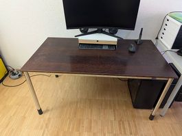 Bürotisch mit Stahlrahmen und Holztischplatte