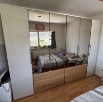 Kleiderschrank mit klapptüren und massiv Holz 